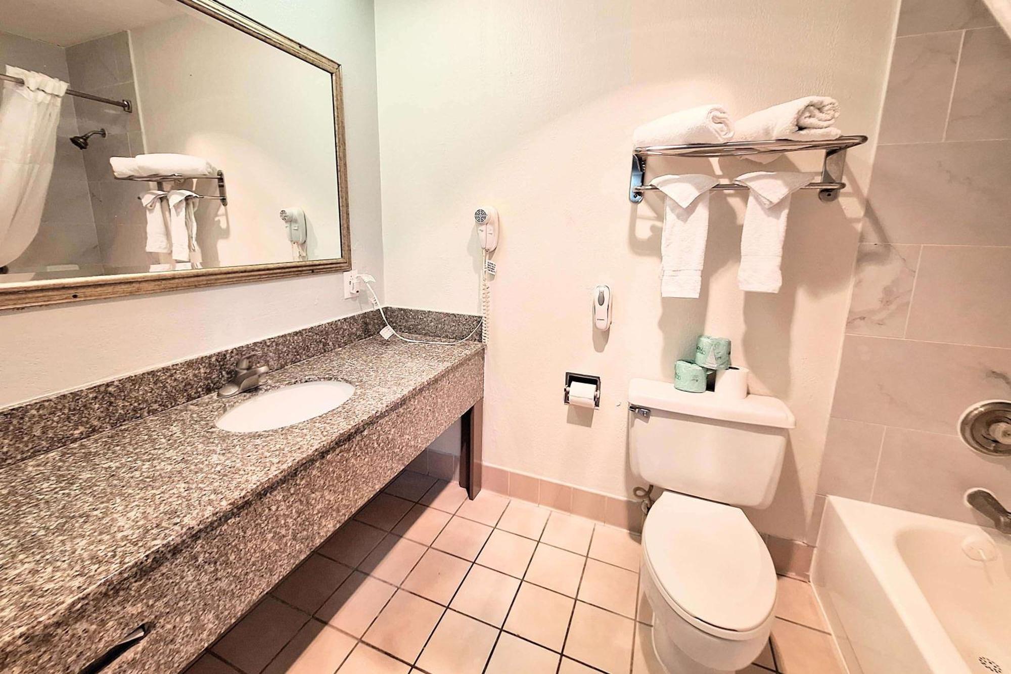 Travelodge By Wyndham Speedway Hotel Indianapolis